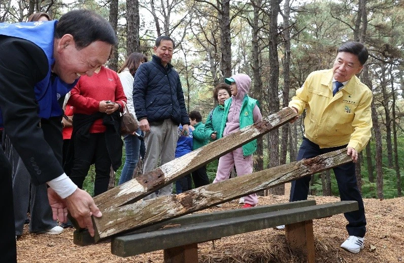 29일 판암동 황학산 일원을 방문한 황인호 동구청장