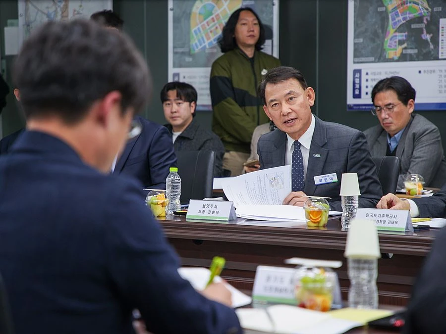 최현덕 시장이 남양주왕숙지구 광역교통개선대책 이행실태 점검회의에서 주요 교통 현안에 대해 발언하고 있다