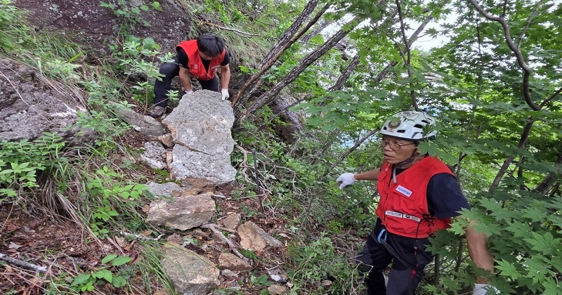 “안전한 숲길, 우리가 지킵니다!” 대한산악구조협회, 산림청과 전국 5개 주요 숲길서 낙석 위험요소 사전 제거