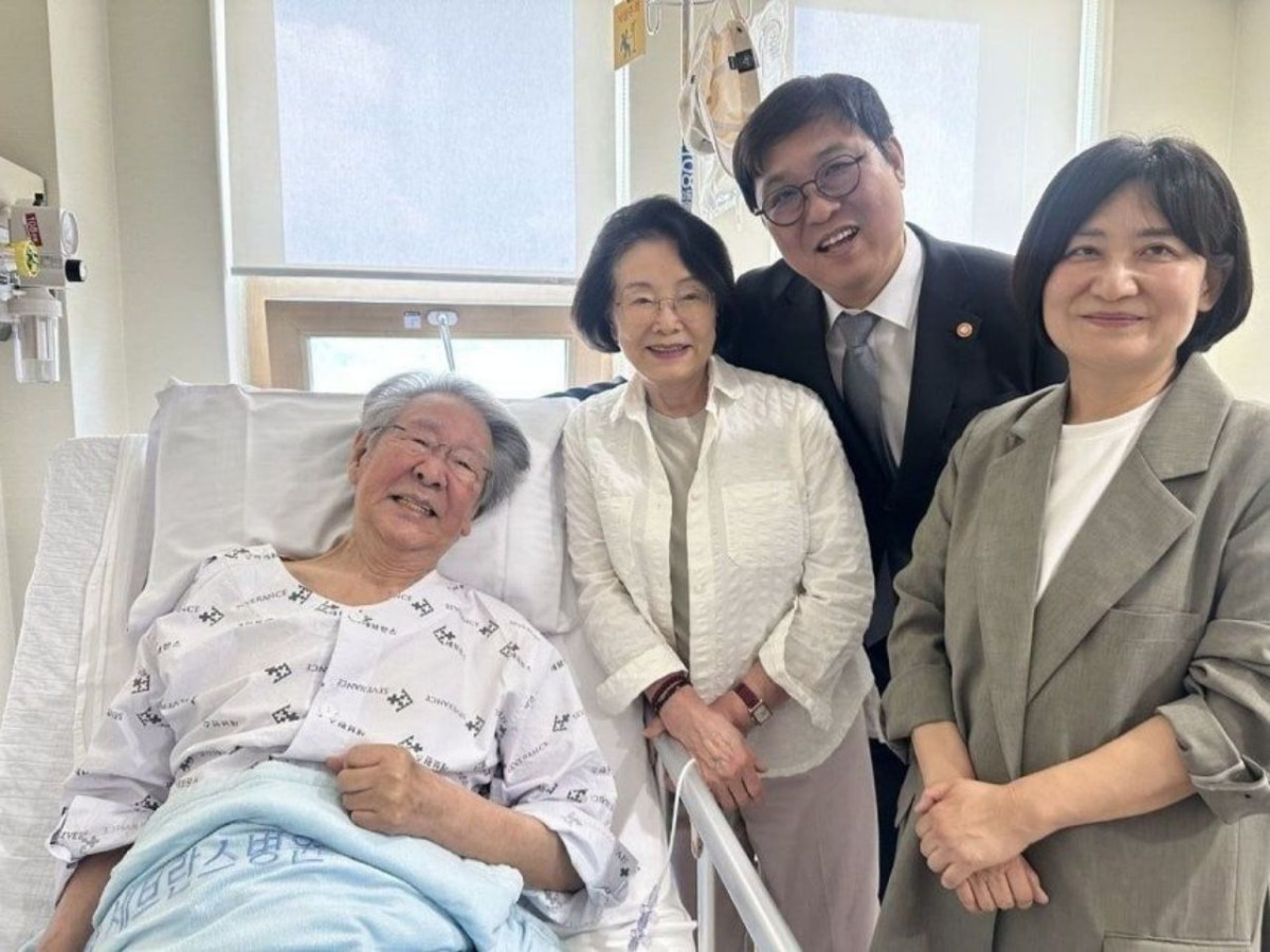 최휘영 문화체육관광부 장관이 지난 6월 11일 입원 치료 중인 배우 최불암을 찾은 모습. / 최휘영 문화체육관광부 장관 인스타그램