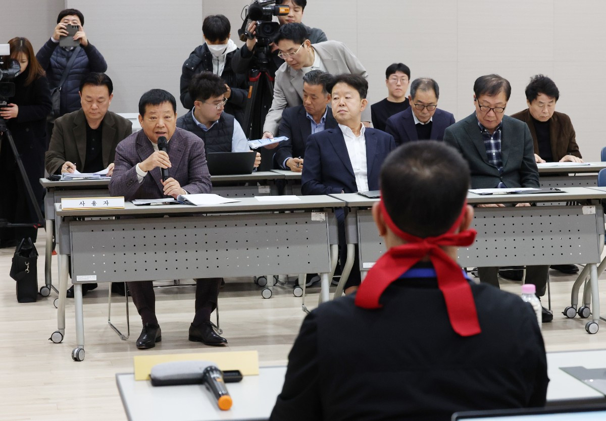 지난 29일 경기 수원시 영통구 경기지방노동위원회에서 경기지역 버스노조와 사측이 총파업을 앞두고 2차 조정회의를 진행하고 있다. 노사는 밤샘 협상 끝에 30일 새벽 합의에 이르러 총파업을 철회했다. / 뉴스1