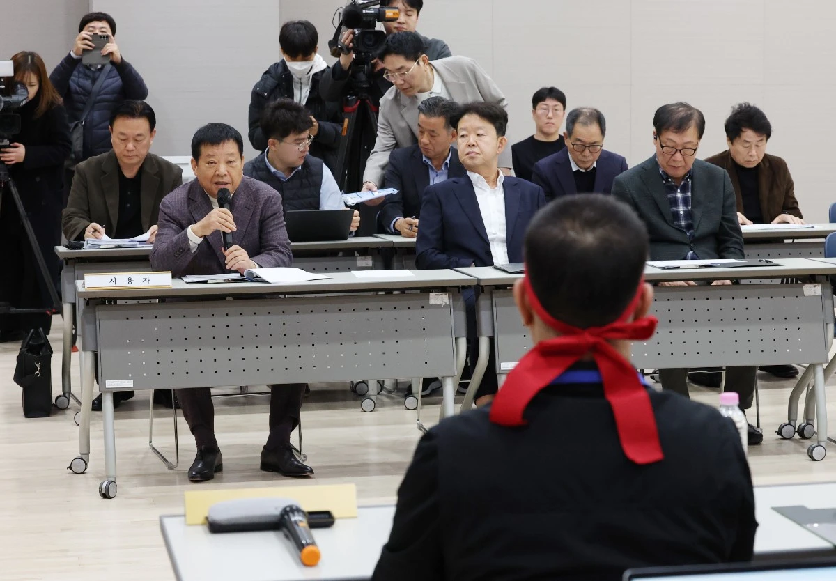 지난 29일 경기 수원시 영통구 경기지방노동위원회에서 경기지역 버스노조와 사측이 총파업을 앞두고 2차 조정회의를 진행하고 있다. 노사는 밤샘 협상 끝에 30일 새벽 합의에 이르러 총파업을 철회했다. / 뉴스1