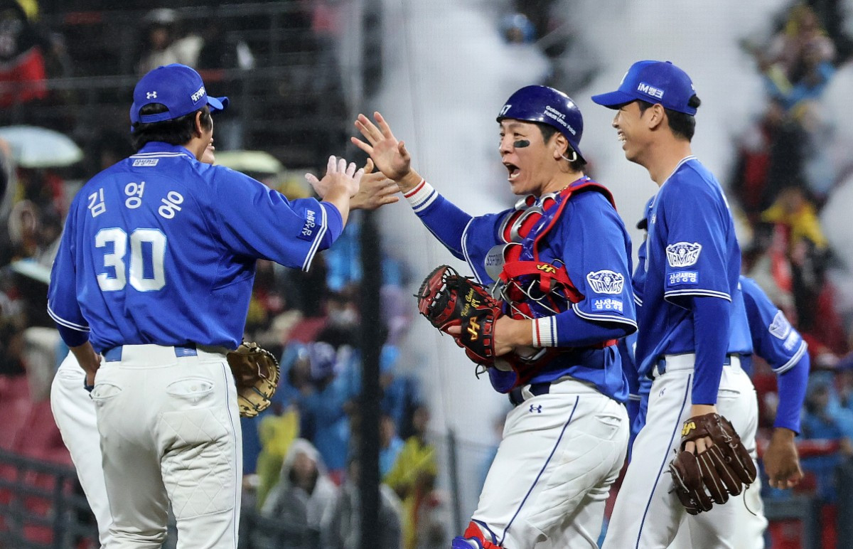 지난 29일 광주기아챔피언스필드에서 열린 KIA 타이거즈와의 플레이오프 3차전에서 6-4로 승리한 삼성 라이온즈 선수들이 기쁨을 나누고 있다. / 뉴스1