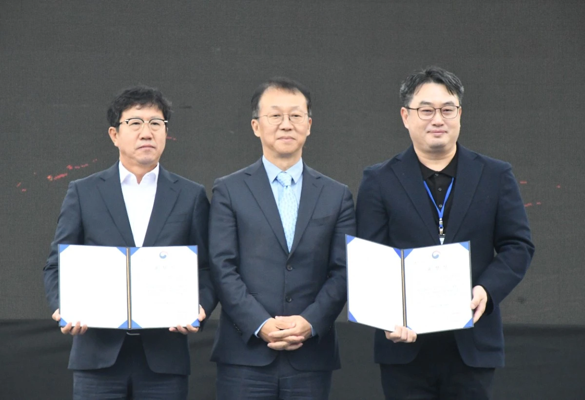 국가유산청 최보근 차장(가운데)이 함평군에 관리단체 지정서를 전달했다. 사적 지정에 기여한 함평군 문화체육과 양성환 과장(왼쪽)과 이승철 팀장에게는 국가유산청장 표창이 수여됐다. / 노해섭 기자