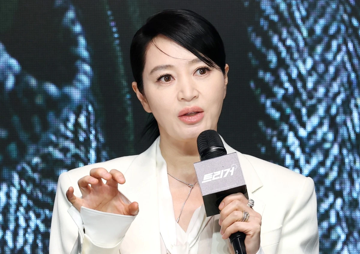 배우 김혜수가 지난해 서울 영등포구 콘래드호텔에서 열린 디즈니+(플러스) 새 오리지널 시리즈 '트리거’ 제작발표회에 참석해 캐릭터 소개를 하고 있다.  / 뉴스1
