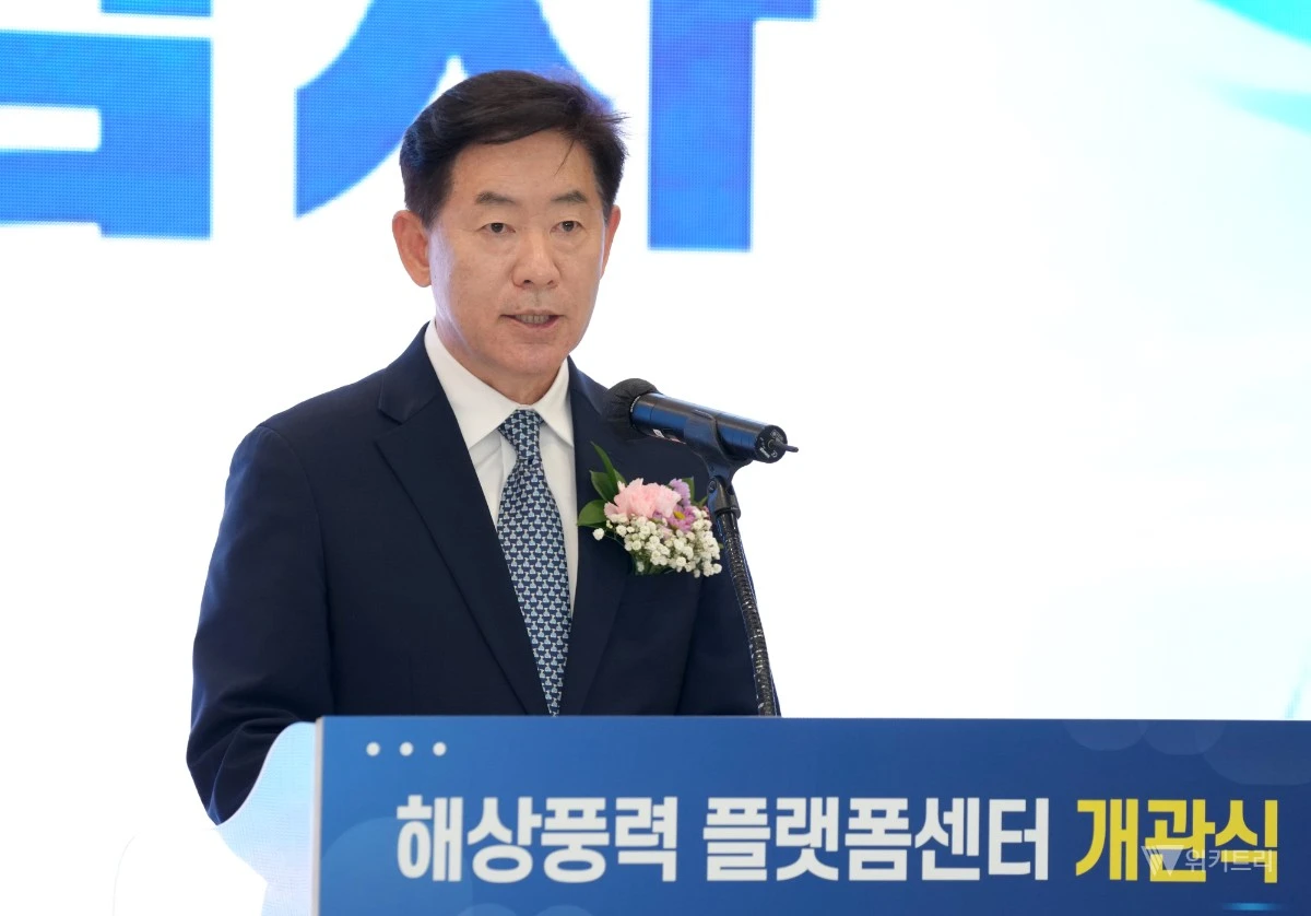 백승주 전남광주통합특별시 균형발전부시장은 29일 목포신항에서 열린 ‘해상풍력 플랫폼센터 개관식’에 참석해 인사말을 하고 있다.