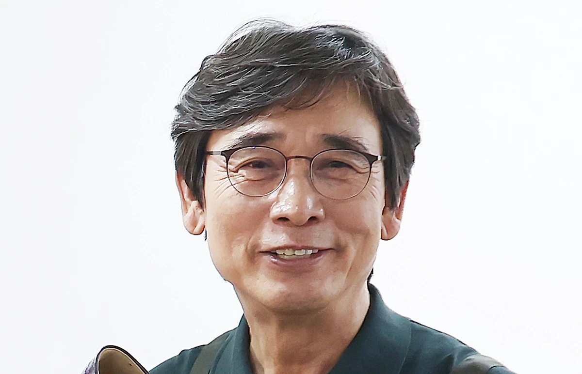 유시민 작가. 기사 이해를 돕기 위한 자료 사진. 김준일 시사평론가가 유 작가 등이 이재명 대통령을 향해 연일 비판의 목소리를 내는 것과 관련해 '겉으로는 굉장히 대통령을 생각해 주는 말투로 논리를 펴는 것이 양두구육 같다'라고 지적했다. 김 평론가는 29일 YTN 라디오 '장성철의 뉴스명당'에 출연해 유 작가와 김어준 씨의 최근 발언과 관련해 '그동안 저주의 언어를 쏟아부은 걸로 봐서는 별로 솔직하지 못하다'라고 평가했다. / 연합뉴스