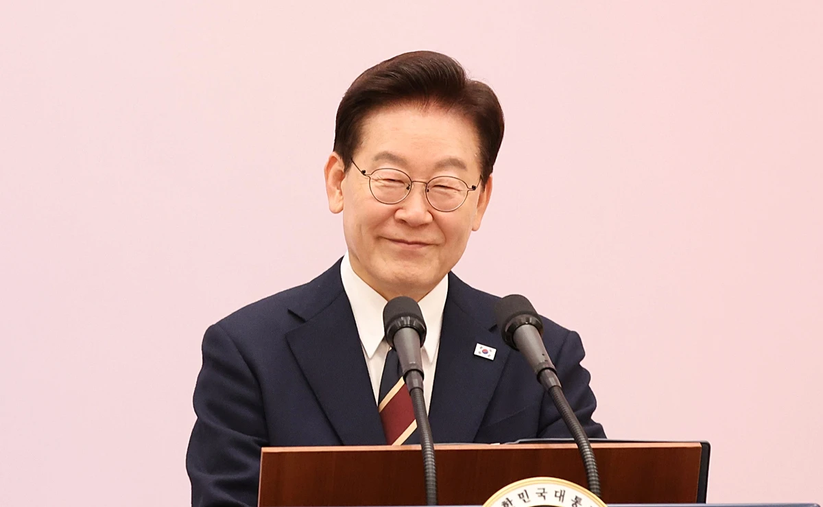 이재명 대통령. 기사 이해를 돕기 위한 자료 사진. 김준일 시사평론가가 유시민 작가 등이 이재명 대통령을 향해 연일 비판의 목소리를 내는 것과 관련해 '겉으로는 굉장히 대통령을 생각해 주는 말투로 논리를 펴는 것이 양두구육 같다'라고 지적했다. 김 평론가는 29일 YTN 라디오 '장성철의 뉴스명당'에 출연해 유 작가와 김어준 씨의 최근 발언과 관련해 '그동안 저주의 언어를 쏟아부은 걸로 봐서는 별로 솔직하지 못하다'라고 평가했다. / 뉴스1