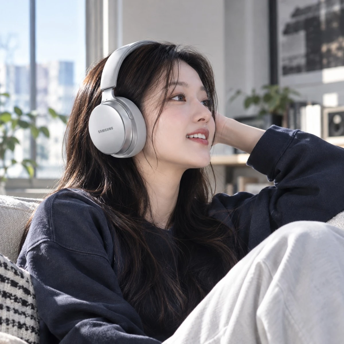 삼성전자 갤럭시 이름을 단 첫 오버이어 헤드폰 '갤럭시 스튜디오'가 국내 전파 인증을 통과했다는 소식이 전해졌다. 글에 대한 이해를 돕기 위해 AI 툴로 만든 사진.