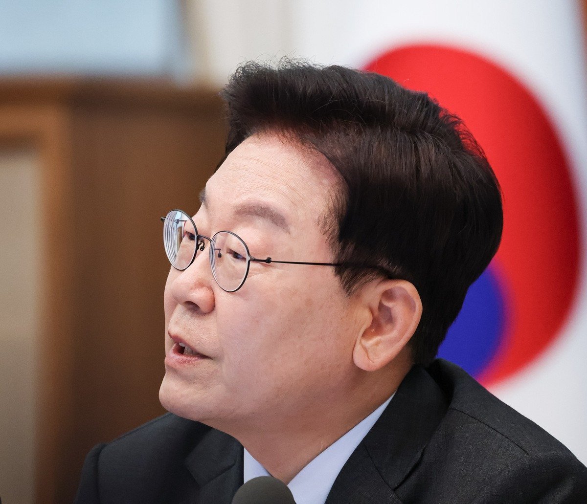 이재명 대통령이 청와대에서 열린 국무회의에서 발언을 하고 있다. 기사 이해를 돕기 위한 자료 사진. 이 대통령의 국정 지지율이 지난주보다 소폭 하락했다는 여론조사가 30일 나왔다. 한국갤럽은 27∼29일 전국 만 18세 이상 1000명에게 조사한 결과를 발표했다. 이번 한국갤럽 조사에서 이 대통령의 직무수행에 대한 긍정 평가는 39%를 기록했다. 이 대통령의 국정 지지율은 지난 23일 발표된 10월 4주 차 조사 대비 1%포인트(p) 하락한 것으로 나타났다. / 뉴스1