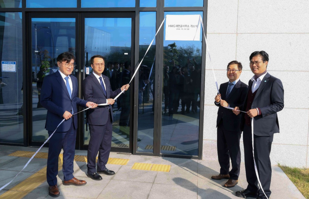 HMG 새만금사무소 개소식에서 (왼쪽부터)김재준 군산시장, 문성요 새만금개발청장, 신승규 현대차그룹 RH PMO 담당 부사장, 이원택 전북특별자치도지사가 현판 제막 및 제막 후 기념 촬영을 하고 있다. / 현대자동차그룹