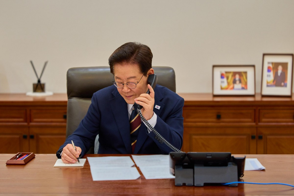 이재명 대통령이 29일 청와대에서 모하메드 빈 살만 사우디 왕세자 겸 총리와 전화 통화를 하고 있다. / 청와대 제공
