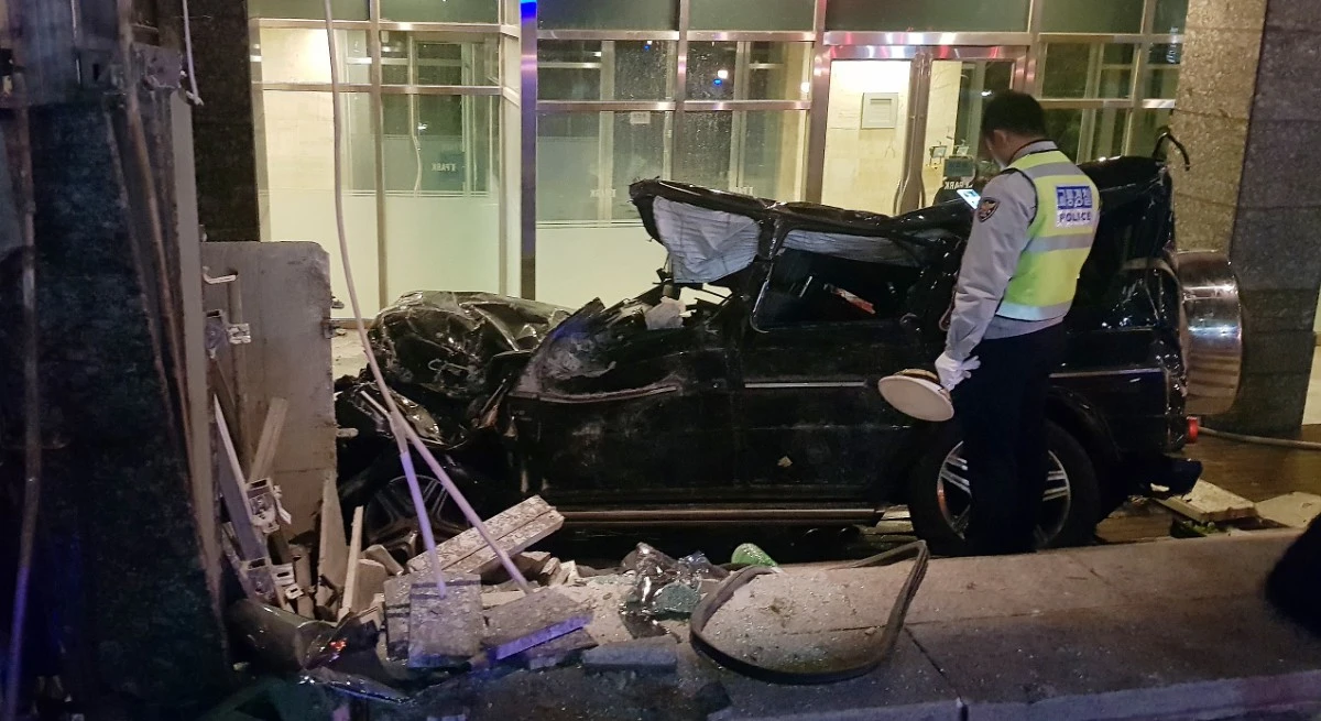 형체를 알아 볼 수 없는 김주혁의 사고차량. 김주혁은 2017년 10월 30일 SUV 차량을 타고 서울 삼성동 도로를 달리다 다른 차량과 출돌했다. 이로 인해 김주혁이 몰던 차량은 주변 아파트 중문 벽을 들이 받고 계단 밑으로 추락하며 전복됐다. 김주혁은 이 사고로 숨졌다.