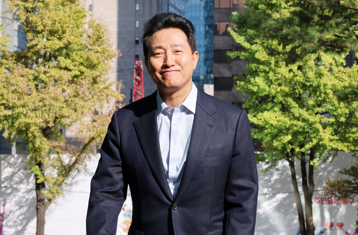 '여론조사비 대납' 의혹으로 기소돼 2심에서 무죄를 선고 받은 오세훈 서울시장이 서울시청으로 향하고 있다. 기사 이해를 돕기 위한 자료 사진. 오 시장의 항소심 무죄 판결에 대해 '잘 된 판결'과 '잘못된 판결'이라는 답변이 비등하게 나온 여론조사 결과가 30일 나왔다. 한국갤럽이 27∼29일 전국 만 18세 이상 1000명에게 조사한 결과를 공개했다. 조사 결과 정치자금법 위반 혐의로 기소된 오 시장이 무죄 판결을 받은 것을 두고 '잘 된 판결'이라는 답변은 34%, '잘못된 판결'이라는 답변은 37%로 각각 집계됐다. 29%는 의견을 유보했다. / 뉴스1