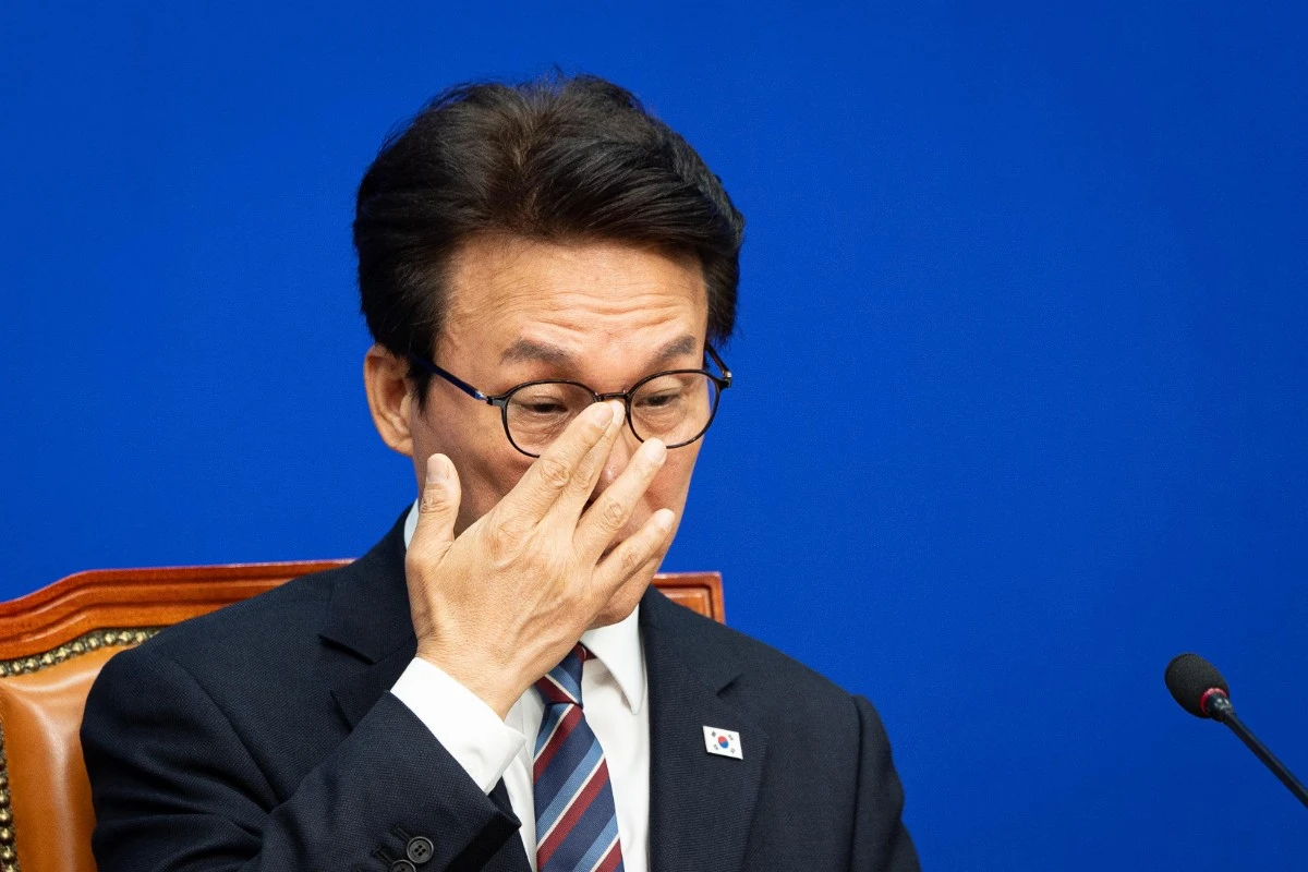 김민석 더불어민주당 대표가 30일 서울 여의도 국회에서 열린 최고위원회의에서 안경을 고쳐쓰고 있다. / 뉴스1