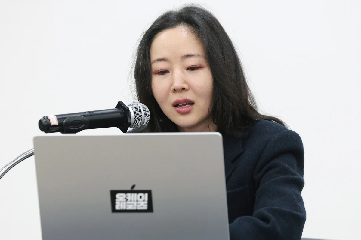 민희진 오케이 레코즈 대표(전 어도어 대표)가 지난 2월 서울 종로구 모처에서 기자회견을 열고 미소를 짓고 있다. / 뉴스1