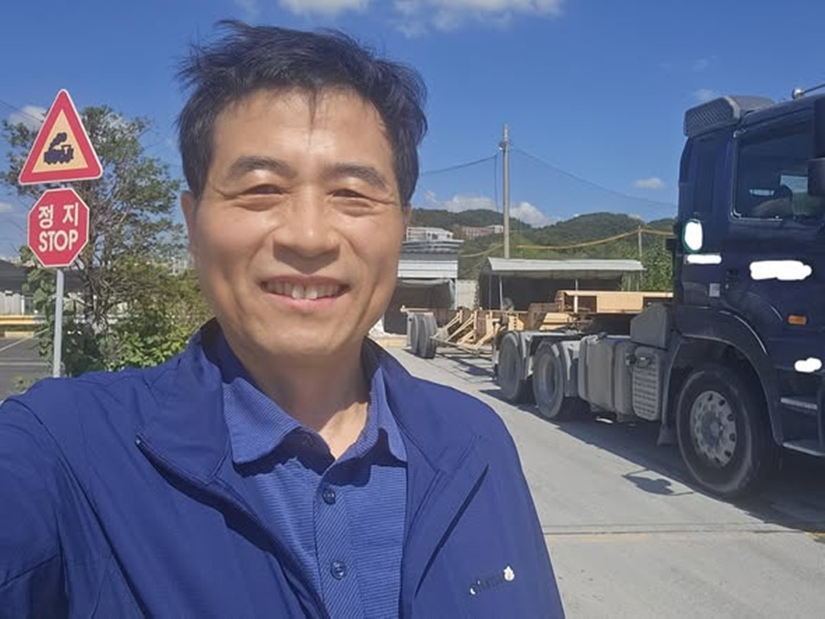 트레일러와 함께한 김민기 전 국회사무총장. / 본인 페이스북