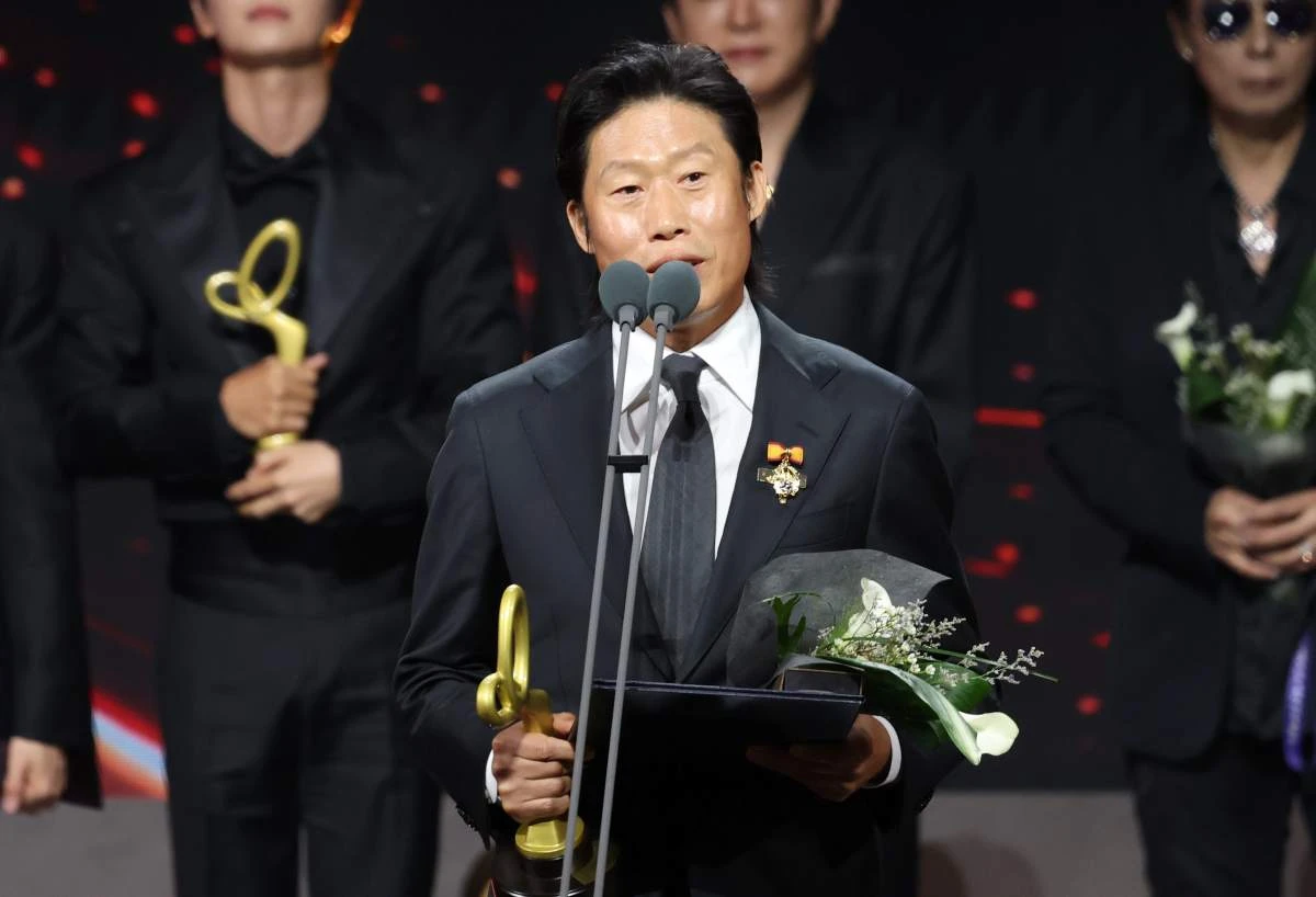 배우 유해진이 29일 오후 서울 중구 국립극장 해오름극장에서 열린 '제17회 대한민국 대중문화예술상 시상식‘에서 대통령 표장을 받은 뒤 인사를 하고 있다.  / 뉴스1