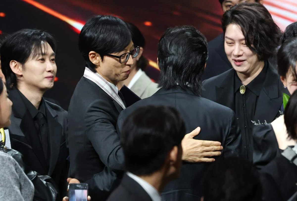 방송인 유재석이 29일 오후 서울 중구 국립극장 해오름극장에서 열린 '제17회 대한민국 대중문화예술상 시상식‘에서 배우 유해진을 축하하고 있다.  / 뉴스1
