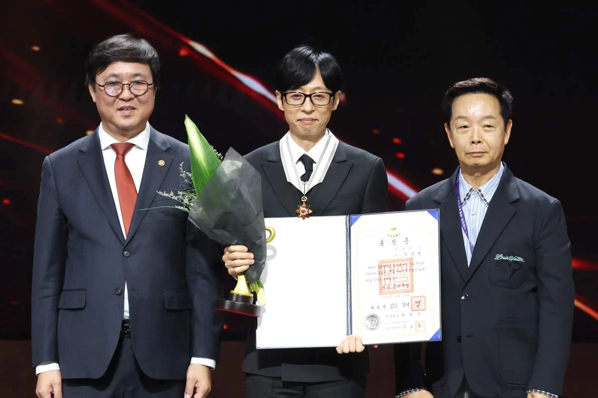 방송인 유재석(가운데)이 29일 오후 서울 중구 국립극장 해오름극장에서 열린 '제17회 대한민국 대중문화예술상 시상식‘에서 보관문화훈장을 수훈한 뒤 최휘영 문화체육관광부 장관(왼쪽), 김학래 대한민국방송코미디언협회장과 기념 촬영을 하고 있다 / 뉴스1