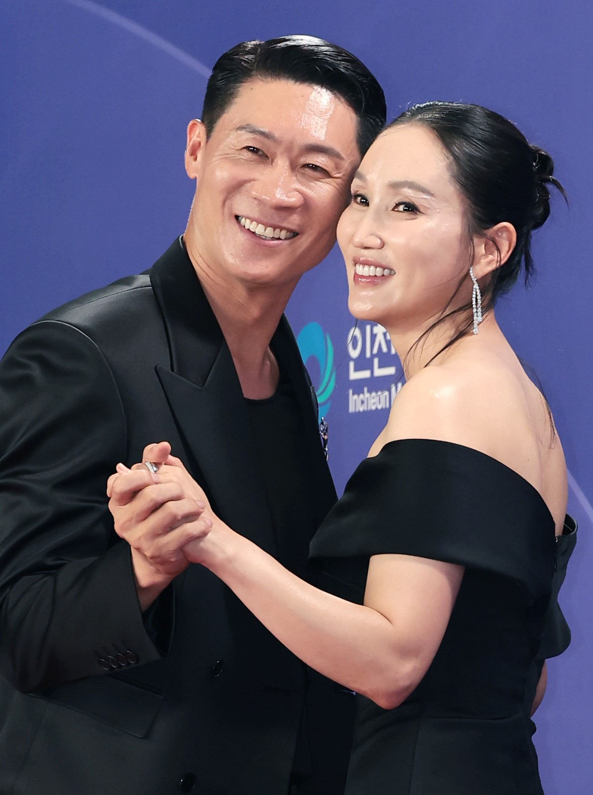 진선규와 박보경(오른쪽)이 7월 31일 인천 중구 파라다이스시티에서 열린 ‘제5회 청룡시리즈어워즈’ 레드카펫 행사에 참석해 앙드레김 포즈를 취하고 있다. / 뉴스1