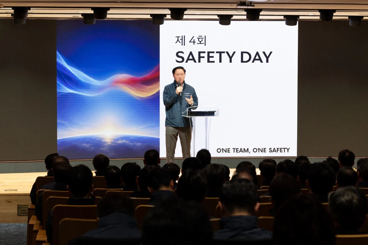 우기홍 대한항공 대표이사 부회장이 30일 서울 강서구 대한항공 본사에서 열린 제4회 세이프티 데이 행사에서 개회사를 하고 있다. / 대한항공 제공