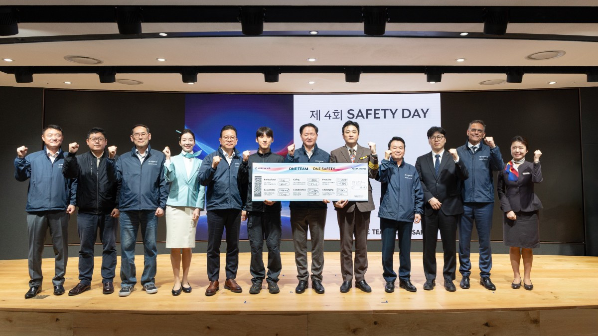 우기홍 대한항공 대표이사 부회장(왼쪽 일곱 번째)과 송보영 아시아나항공 대표이사(왼쪽 다섯 번째)를 비롯한 양사 임직원들이 안전 선언문에 서명한 뒤 기념촬영을 하고 있다. / 대한항공 제공