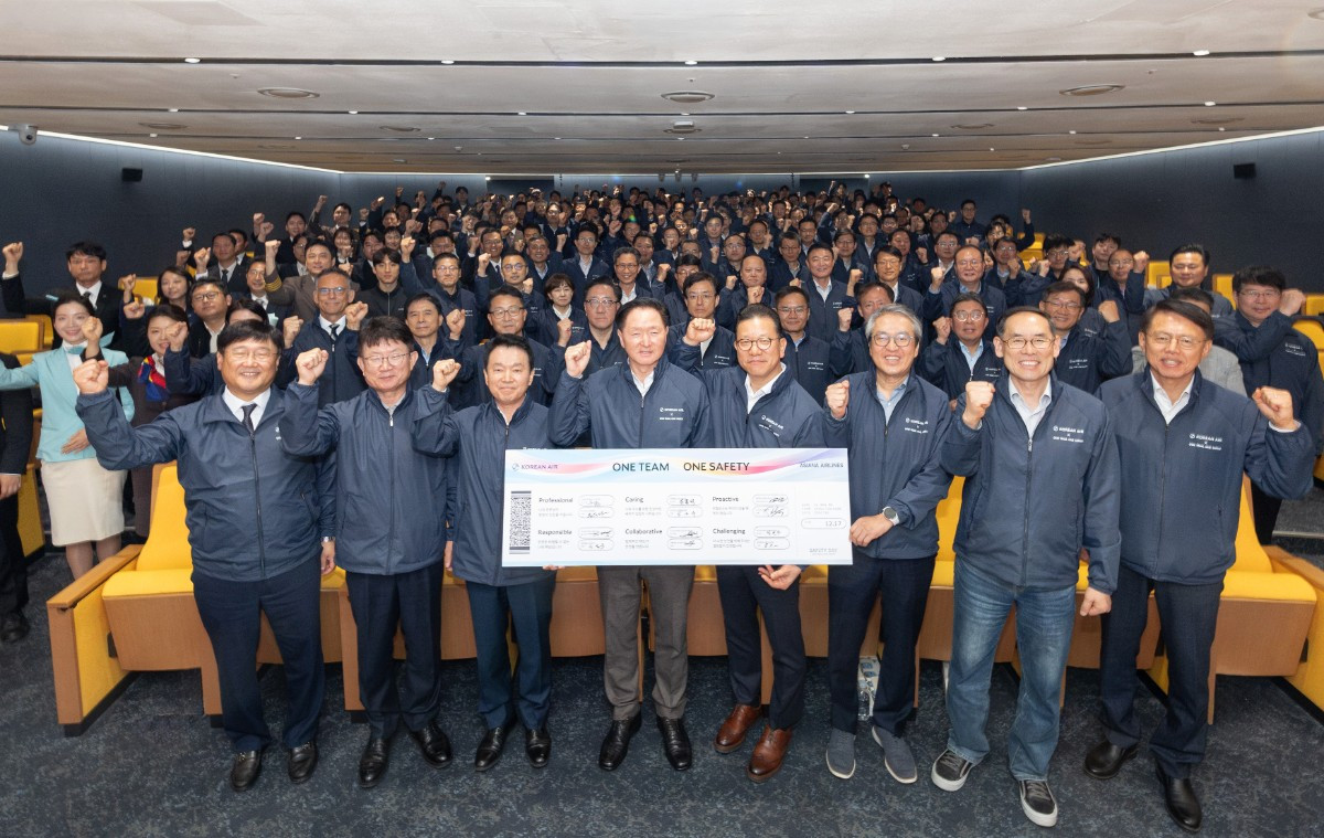 우기홍 대한항공 대표이사 부회장(앞줄 왼쪽 네 번째), 송보영 아시아나항공 대표이사(앞줄 왼쪽 다섯 번째) 등 참석자들이 제4회 세이프티 데이 행사에서 기념촬영을 하고 있다. / 대한항공 제공