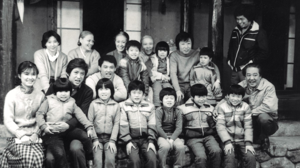 전원일기 촬영현장에서 아이들과 함께한 최불암과 다른 배우들. / 초록우산 제공