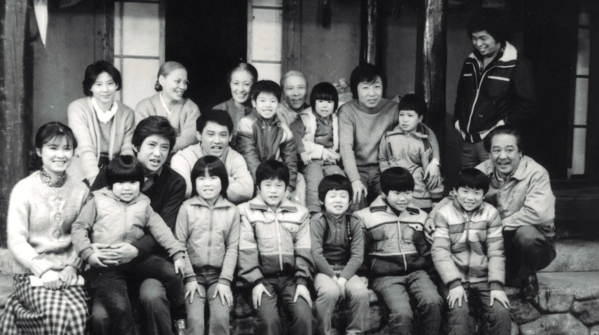 전원일기 촬영현장에서 아이들과 함께한 최불암과 다른 배우들. / 초록우산 제공