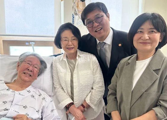 지난 6월 공개된 최불암 근황. 병상에 누운 최불암과 부인 김민자 / 최휘영 문화체육관광부장관 SNS
