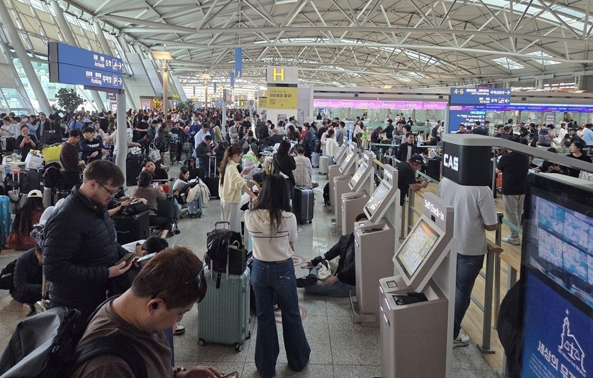 이 시각 난리 난 인천공항…항공사 체크인 시스템 장애, 출국장 곳곳 마비 상황