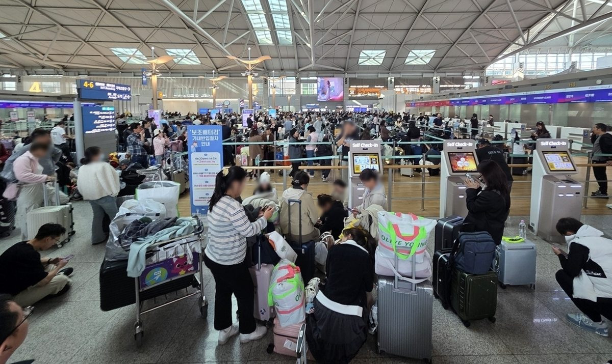 인천국제공항 항공사 네트워크에서 일부 장애가 발생해 출국 수속 절차에 차질이 빚어지고 있다. 30일 인천국제공항공사 등에 따르면 이날 오전 4시 30분부터 항공권 발권 시스템을 연결하는 항공사 네트워크에 장애가 발생했다. 발권 업무가 지연되면서 각 항공사 체크인 카운터에서는 출국을 앞둔 이용객들이 불편을 겪고 있다. 이와 관련해 인천공항공사 관계자는 연합뉴스에 '발권 업무가 중단된 항공사들을 중심으로 항공기 운행이 지연되고 있다'라며 '구체적인 상황을 파악할 예정'이라고 밝혔다. 사진은 이날 인천국제공항 제1여객터미널 항공사 체크인 카운터에서 출국 수속을 위해 대기 중인 탑승객들 모습 / 연합뉴스
