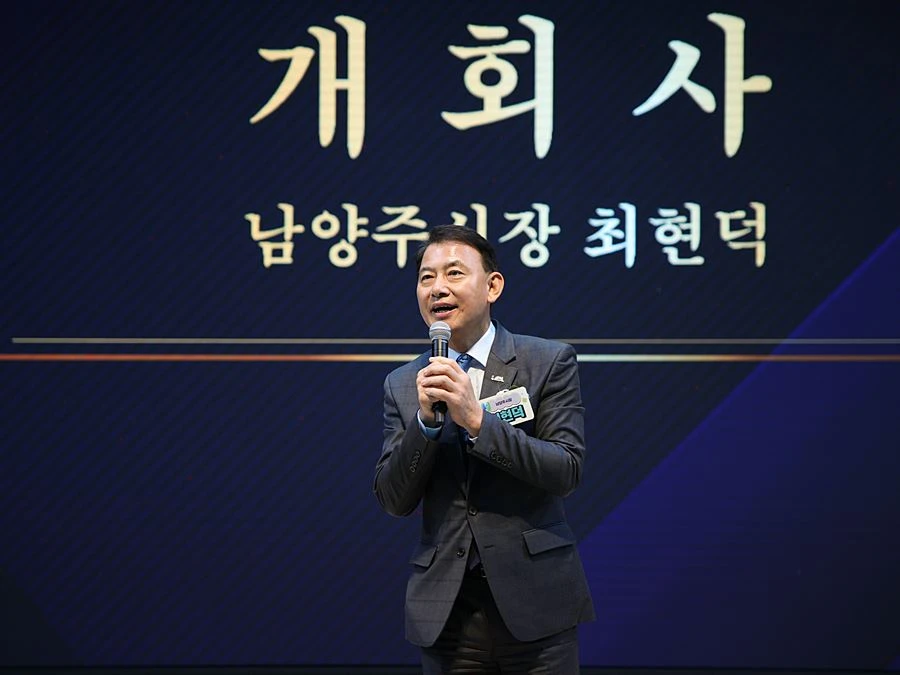 최현덕 남양주시장이 30일 남양주체육문화센터에서 열린 ‘제4회 남양주 진로교육 박람회’에서 청소년들을 격려하고 있다