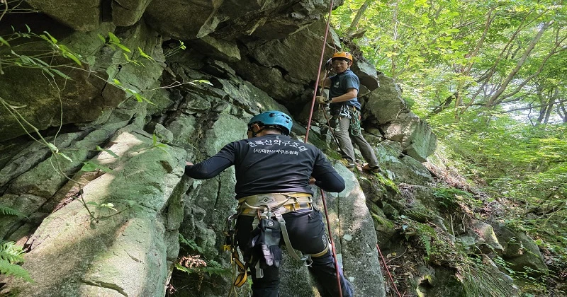전북 모악산 낙석 제거 모습 / 대한산악구조협회