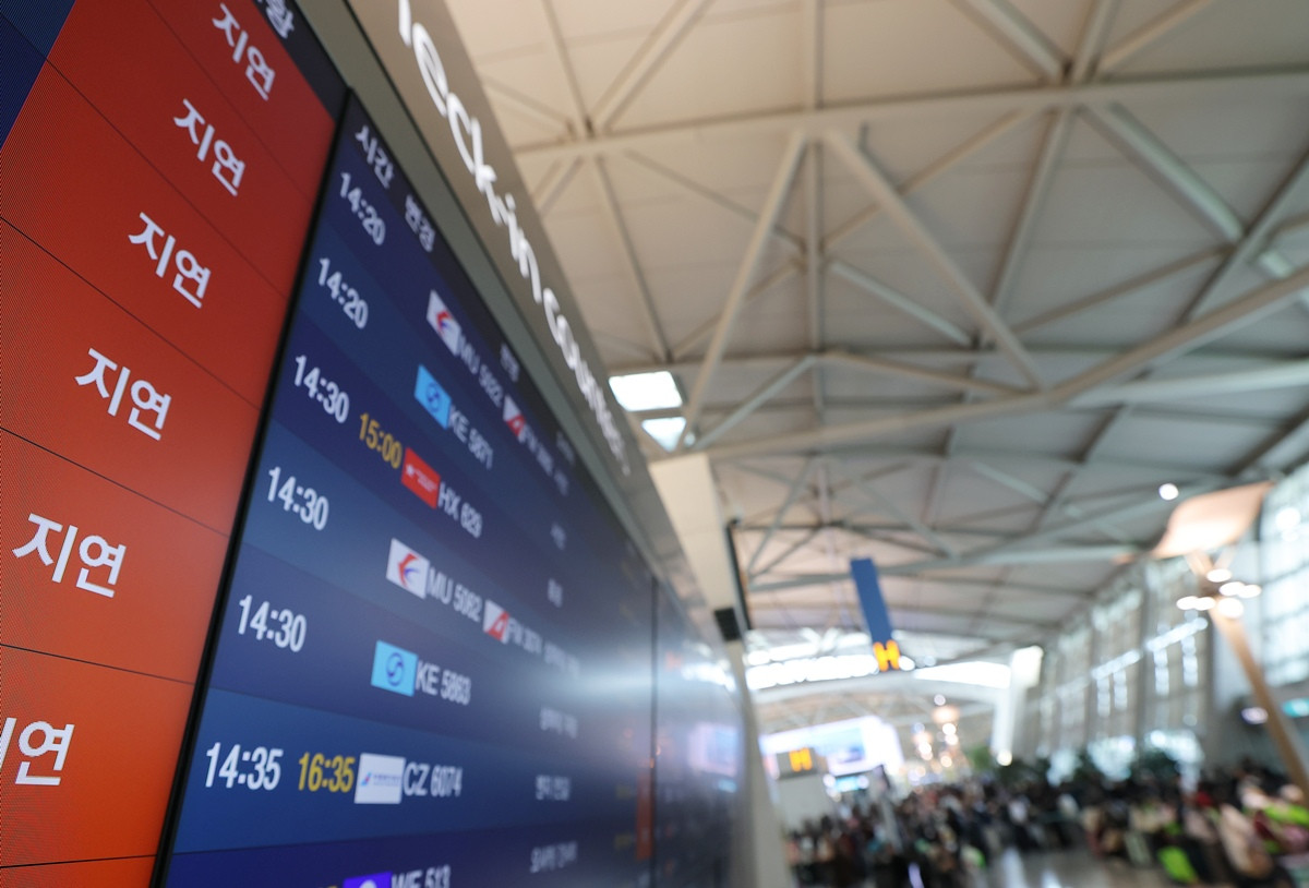 인천국제공항 항공사 네트워크에서 일부 장애가 발생해 출국 수속 절차에 차질이 빚어진 30일 오후 인천국제공항 제1여객터미널 전광판에 출국 지연 문구가 나오고 있다. 이와 관련해 인천공항공사 관계자는 연합뉴스에 '발권 업무가 중단된 항공사들을 중심으로 항공기 운행이 지연되고 있다'라며 '구체적인 상황을 파악할 예정'이라고 밝혔다. / 뉴스1