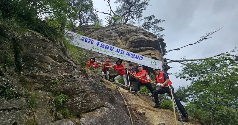 원주 감악산 낙석 제거 모습 / 대한산악구조협회