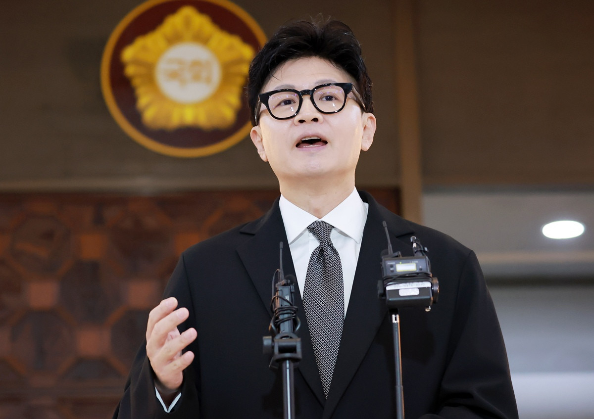한동훈 무소속 의원. 기사 이해를 돕기 위한 자료 사진. 한 의원은 오세훈 서울시장과의 연대를 뜻하는 이른바 '훈훈 연대'에 대해 '저는 민주공화정을 파괴하는 이재명 정권을 막고 민주공화정을 지키고 발전시킨다는 명분을 같이하는 사람이라면 누구든 힘을 모을 때라는 입장'이라고 말했다. 한 의원은 30일 서울 여의도 국회 본관 로텐더홀에서 기자들과 만나 '전대미문으로 이재명 민주당 정권이 민주공화정을 붕괴시키고 있는데 누구와 누구는 친하니 친하지 않니 이런 식의 한가한 얘기는 할 때가 아니라 생각한다'라며 이렇게 답했다. / 연합뉴스