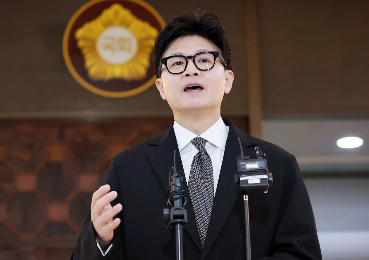 한동훈 무소속 의원. 기사 이해를 돕기 위한 자료 사진. 한 의원은 오세훈 서울시장과의 연대를 뜻하는 이른바 '훈훈 연대'에 대해 '저는 민주공화정을 파괴하는 이재명 정권을 막고 민주공화정을 지키고 발전시킨다는 명분을 같이하는 사람이라면 누구든 힘을 모을 때라는 입장'이라고 말했다. 한 의원은 30일 서울 여의도 국회 본관 로텐더홀에서 기자들과 만나 '전대미문으로 이재명 민주당 정권이 민주공화정을 붕괴시키고 있는데 누구와 누구는 친하니 친하지 않니 이런 식의 한가한 얘기는 할 때가 아니라 생각한다'라며 이렇게 답했다. / 연합뉴스