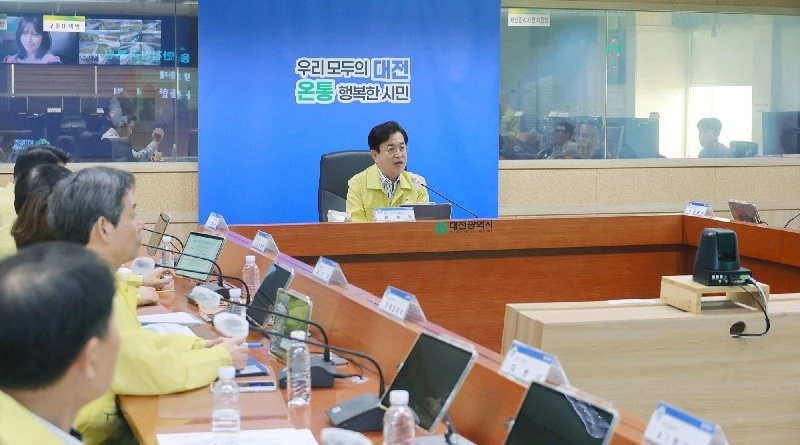 대전시청 재난안전대책본부에서 토론훈련을 주재하고 있는 허태정 대전시장/사진=대전시