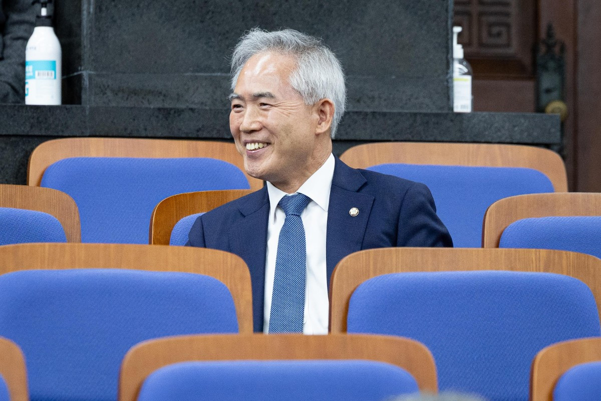 법무부 장관 후보로 거론되고 있는 양부남 더불어민주당 의원이 27일 서울 여의도 국회에서 열린 의원총회에 참석해 자리하고 있다. / 뉴스1