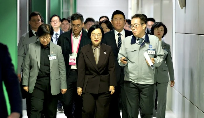 종근당 천안공장을 방문한 한성숙 국무총리. / 뉴스1