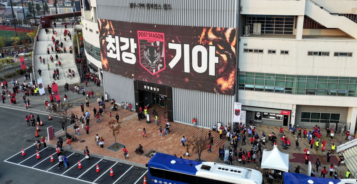 30일 오후 전남광주 기아챔피언스필드에서 열린 프로야구 2026 신한 SOL KBO 포스트시즌 플레이오프 4차전 삼성 라이온즈와 KIA 타이거즈의 경기를 앞두고 야구팬들이 관중석에서 경기 시작을 기다리고 있다. / 뉴스1