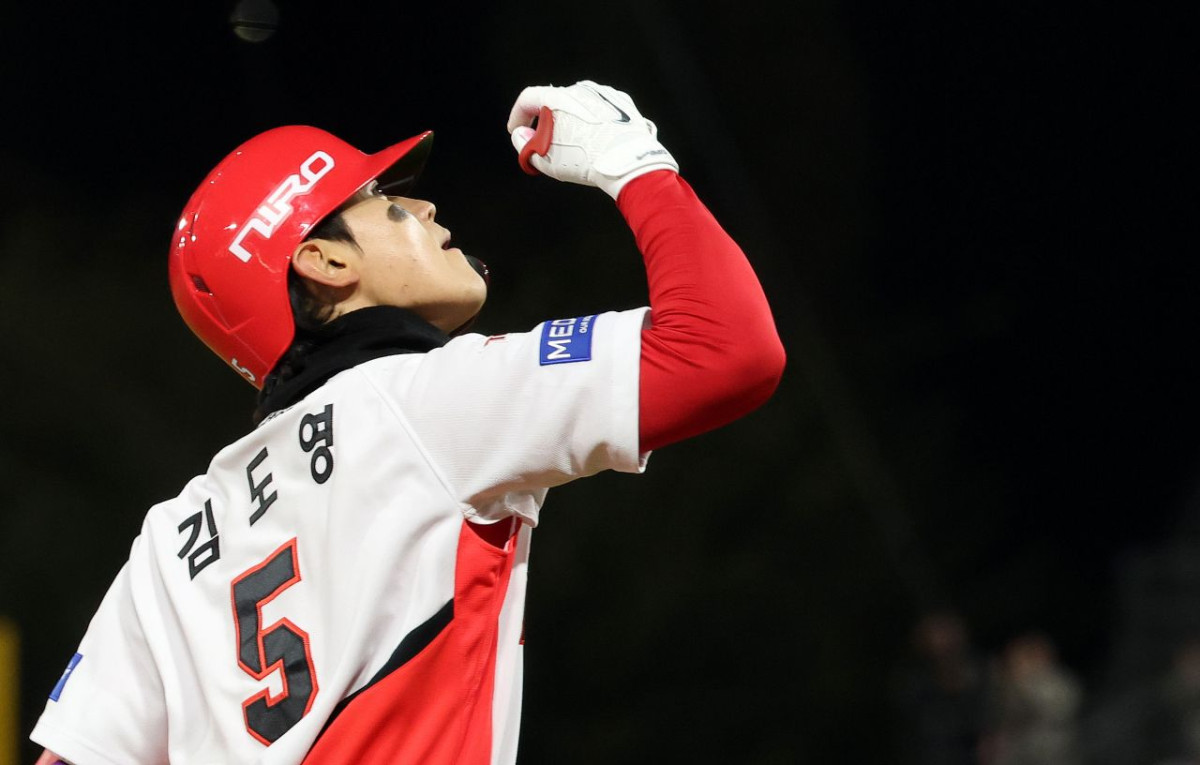 지난 29일 전남광주 북구 광주기아챔피언스필드에서 열린 프로야구 2026 신한 SOL KBO 포스트시즌 플레이오프 3차전 삼성 라이온즈와 KIA 타이거즈의 경기, 3회말 1사 상황 KIA 김도영이 역전 솔로홈런을 날린 뒤 홈으로 향하고 있다. / 뉴스1