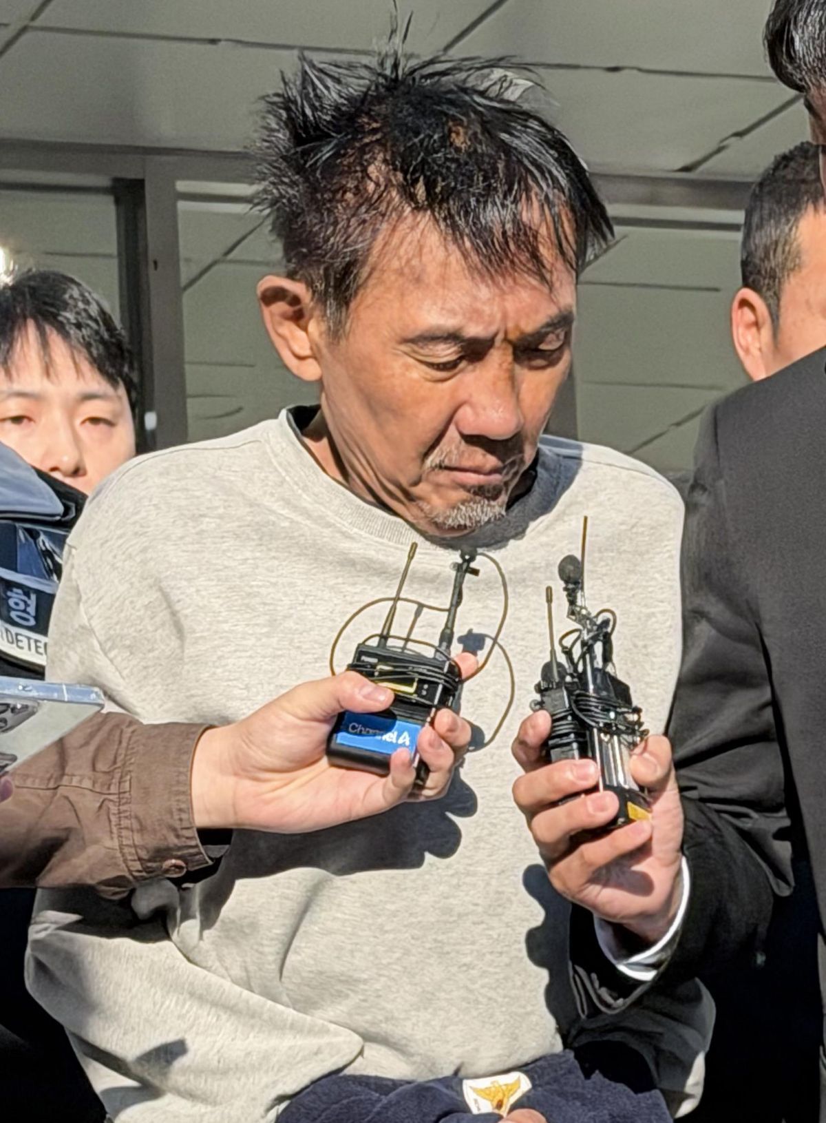 인천 대형 상업시설에서 흉기난동을 벌여 살인미수 혐의로 구속된 최충락이 23일 오전 인천 남동경찰서에서 인천지방공소청으로 송치되고 있다. / 뉴스1