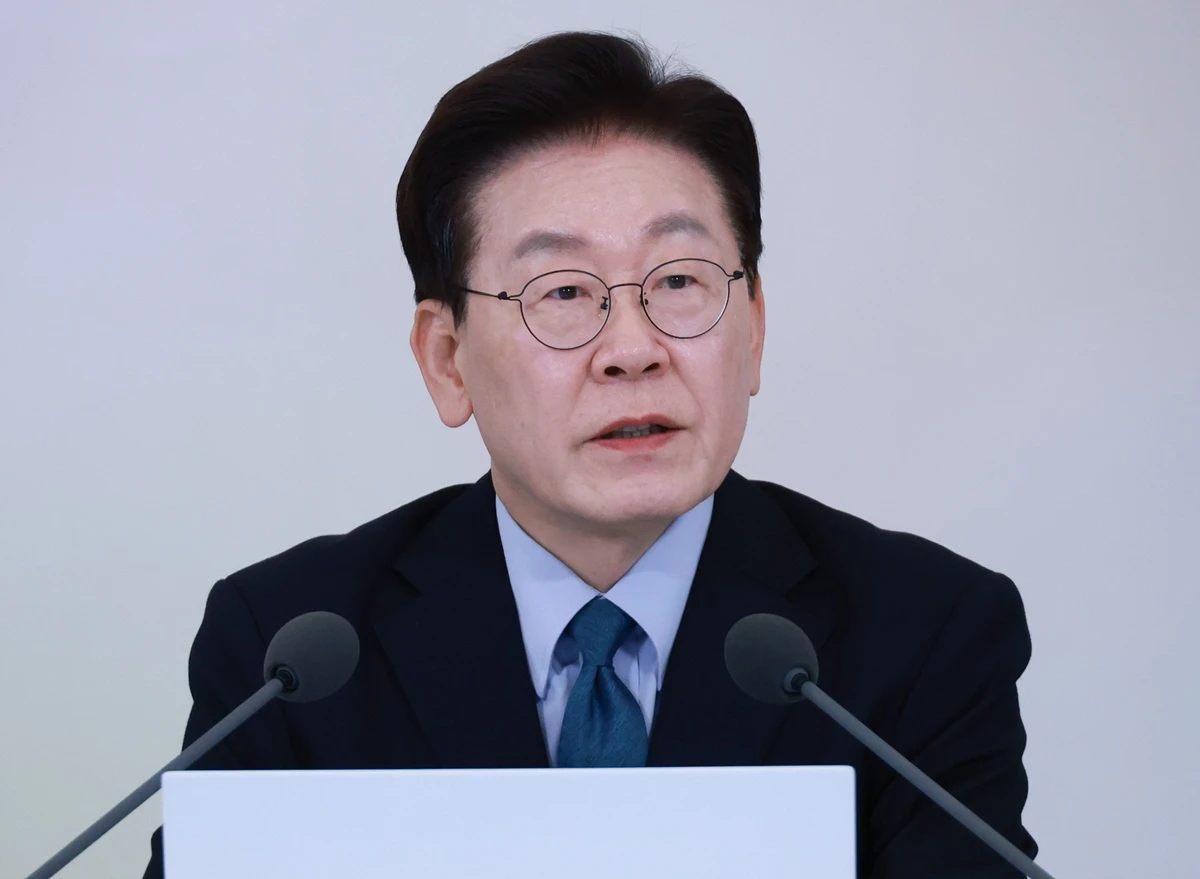 이재명 대통령. 기사 이해를 돕기 위한 자료 사진. 이 대통령이 다문화가정 우대 제도와 관련해 '동등성 회복을 넘어 불공정한 우대 등이 논란이 된다면 그 지적에 대해 심도 있는 점검이 있어야 한다'라고 밝혔다. 이 대통령은 30일 엑스에 자신이 재검토 방침을 밝힌 다문화가족 공공 산후조리원 우대 제도를 이용하는 다문화 산모가 2%대에 그친다는 한 언론 보도를 링크하고 이렇게 말했다. / 뉴스1