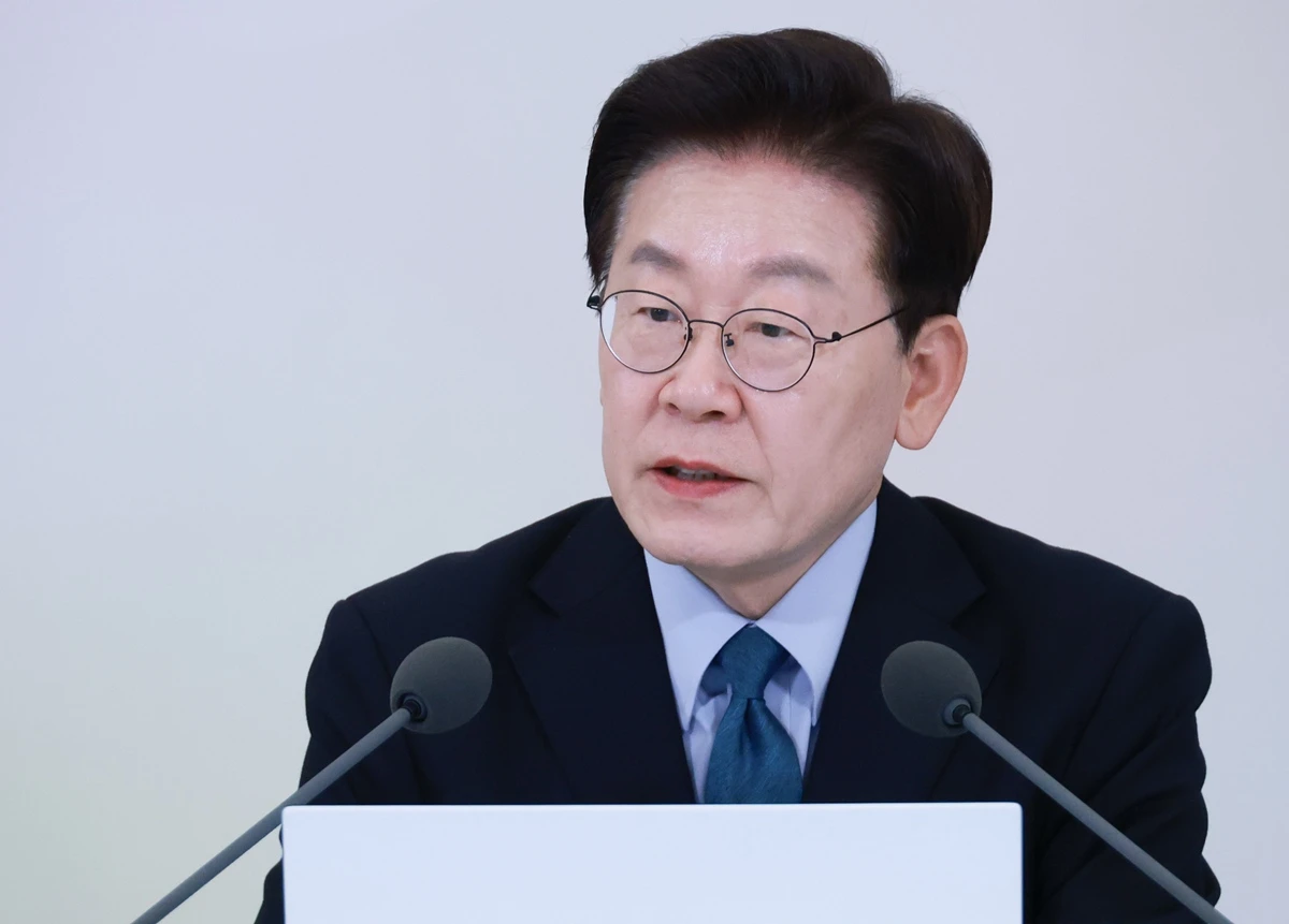 이재명 대통령. 기사 이해를 돕기 위한 자료 사진. 이 대통령이 다문화가정 우대 제도와 관련해 '동등성 회복을 넘어 불공정한 우대 등이 논란이 된다면 그 지적에 대해 심도 있는 점검이 있어야 한다'라고 밝혔다. 이 대통령은 30일 엑스에 자신이 재검토 방침을 밝힌 다문화가족 공공 산후조리원 우대 제도를 이용하는 다문화 산모가 2%대에 그친다는 한 언론 보도를 링크하고 이렇게 말했다. / 뉴스1