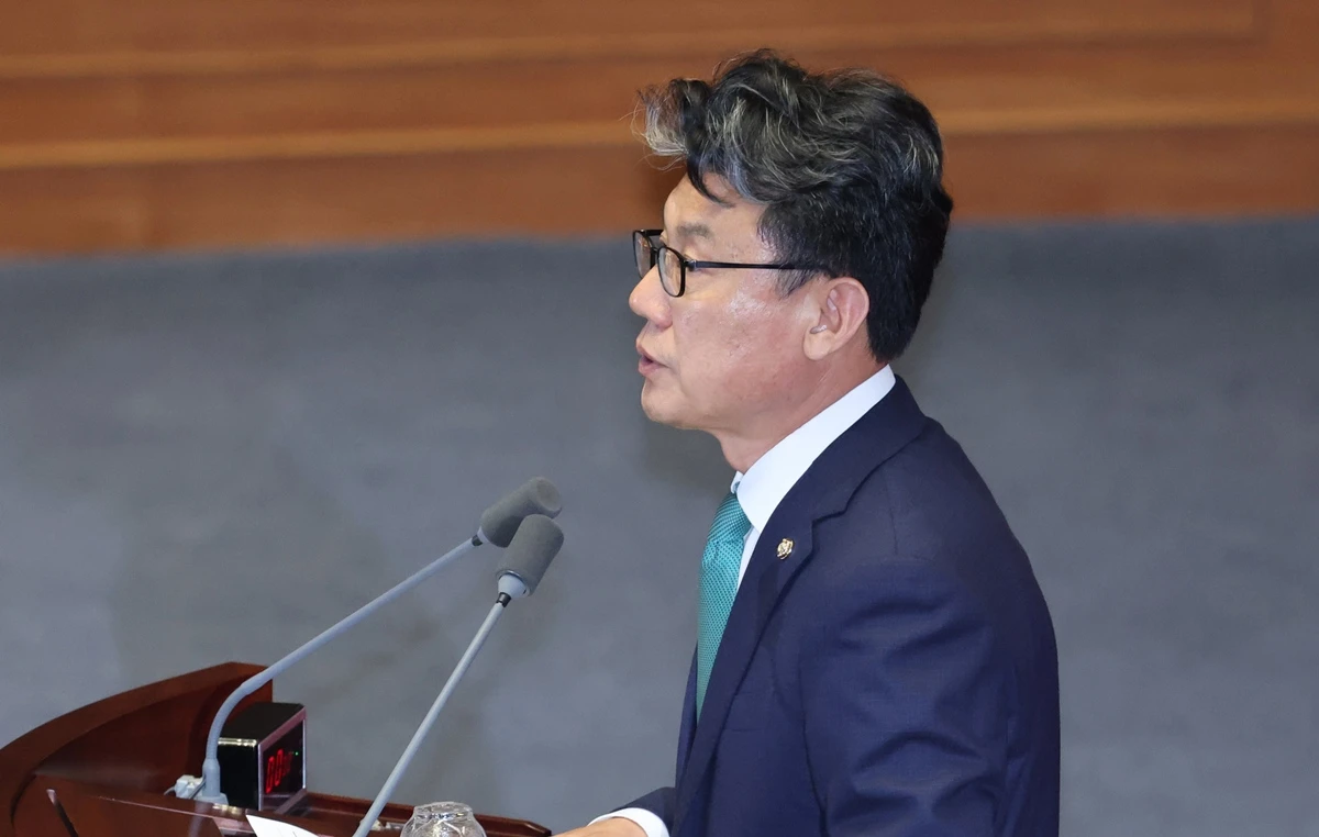진성준 신임 국방위원장이 서울 여의도 국회에서 열린 제436회 국회(임시회) 제4차 본회의에서 당선 인사를 하고 있다. 기사 이해를 돕기 위한 자료 사진. 진 의원은 우여곡절 끝에 미국 관용 비자를 받은 것으로 전해졌다. 이에 따라 국회 국방위의 미국 태평양사령부 방문은 예정대로 진행되게 됐다. 진 의원은 31일 페이스북에 올린 글에서 '오늘 주한미국대사관으로부터 입국사증을 받았다'라며 '뒤늦게나마 미국 국무부가 대한민국 국회 국방위원장의 공무 비자(A-2)를 발급한 것을 다행스럽게 생각한다'라고 밝혔다. / 뉴스1