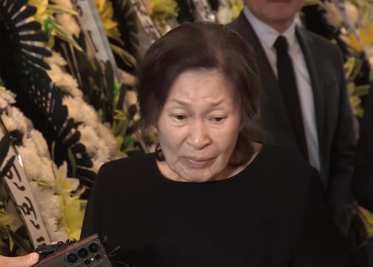 배우 김혜자가 취재진과 인터뷰하고 있다. / 연합뉴스TV 영상 캡처