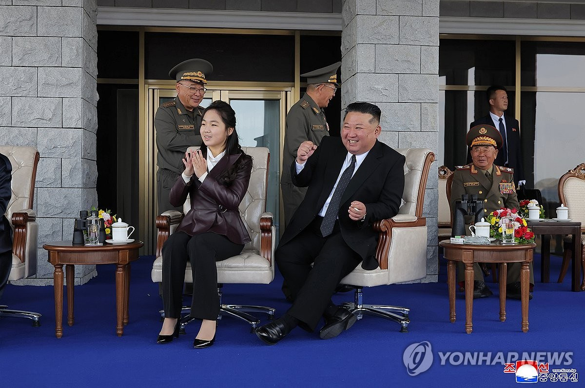 북한이 '저격수'라고 명명한 초정밀 600㎜ 대구경 방사포 전투사격을 진행했다고 조선중앙통신이 30일 보도했다. 전투사격은 전날인 29일 진행됐으며 김정은과 딸 김주애, 부인 리설주 등이 참관했다. / 조선중앙통신-연합뉴스